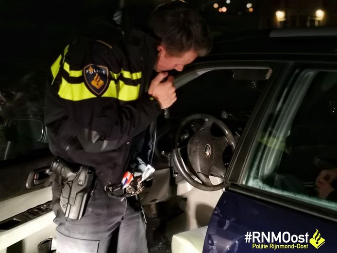 Na een reeks levensgevaarlijke capriolen besloot de 23-jarige Krimpenaar op de Populierenlaan uit te stappen en te voet verder te gaan - zonder al te veel succes.