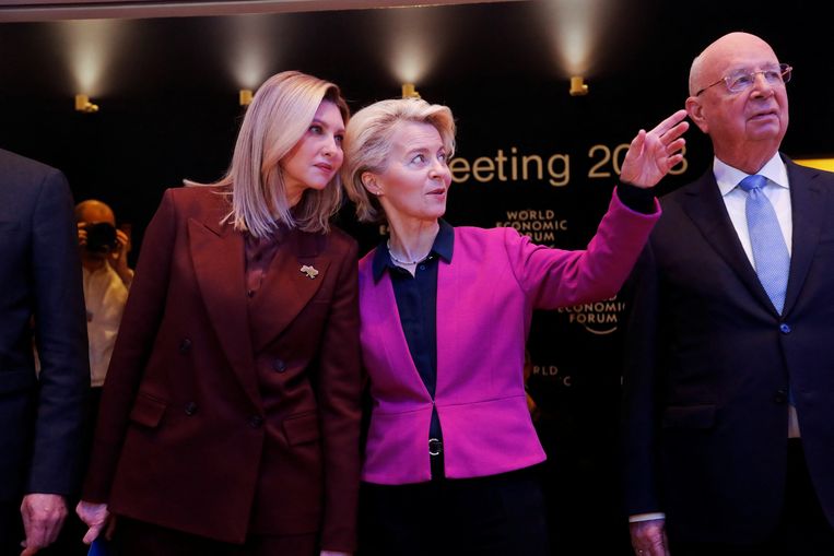 Olena Zelenska, vrouw van de Oekraïense president Volodymyr Zelensky, met Ursula von der Leyen, voorzitter van de Europese Commissie, en Klaus Schwab, gastheer van het World Economic Forum, op dinsdag in Davos. Beeld Reuters