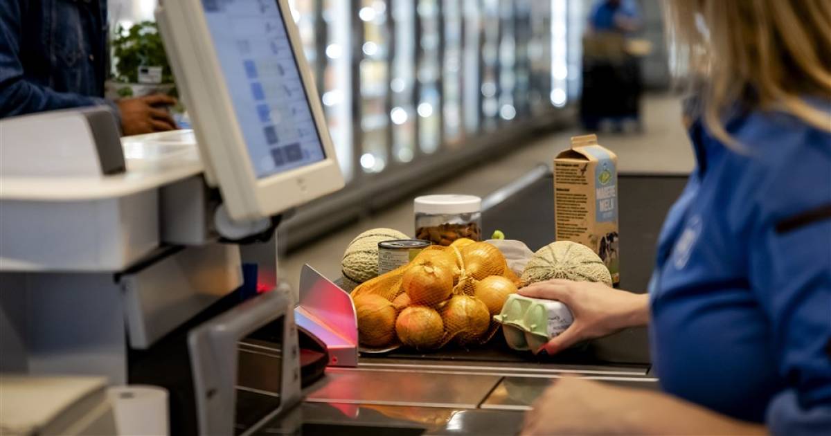 Vijf jonge vrouwen ontdekken wie de man achter het account