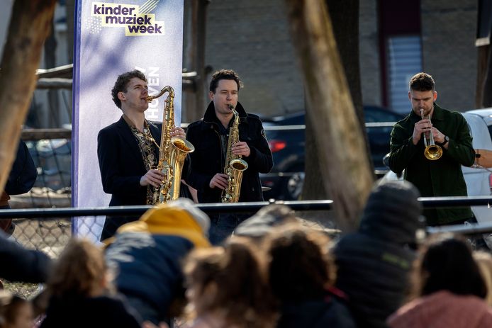 Schoolpleinconcert bij de basisschool De Boog door Brass Band Aeris.