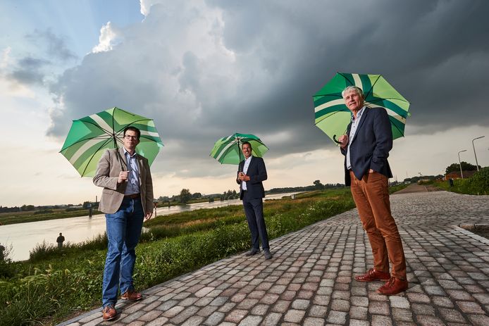 Joost van Oostrum, Peter van ’t Hoog en Hein Pieper (van links naar rechts) bij de IJssel in Zutphen.