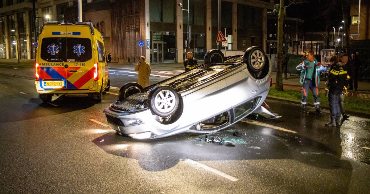 Verkeersruzie op Weena loopt uit de hand: auto belandt op zijn kop ...