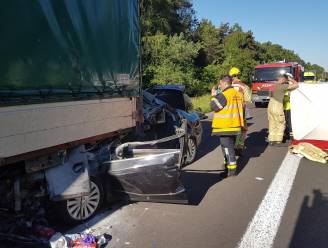 Bestuurder in levensgevaar nadat hij met wagen tegen oplegger knalt op E34