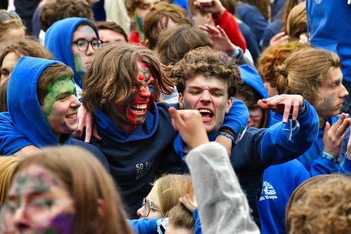 In Roeselare vierden ze de 50 dagen in plaats van de 100 dagen. De jongeren gingen vanaf 6u 's morgens uit de bol op het Polenplein.
