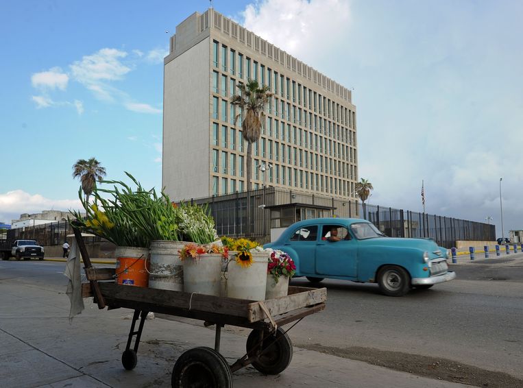 Amerikaanse diplomaten werkzaam op ambassade in Havana, het gebouw hier in beeld op een foto uit 2015, hadden als eerste te maken met de mysterieuze klachten.  Beeld AFP