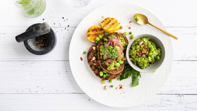 Wat Eten We Vandaag: Toast met rosbief en ‘smash’ van erwten en edamame bonen