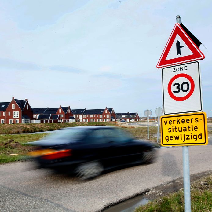 De aannemer gaat het asfalt van de Laag Dalemseweg repareren.