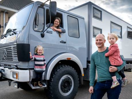Dit gezin trekt met een omgebouwde brandweerwagen door Europa: ‘We nemen whisky mee voor als we hulp nodig hebben’