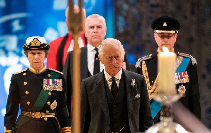 Koning Charles op de begrafenis van Queen Elizabeth, met op de achtergrond prins Andrew.
