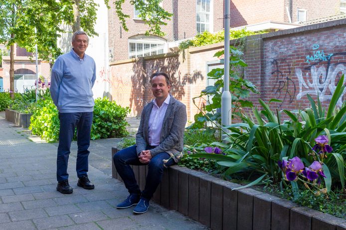 Ton van Campen (links) en Jeroen Pijnenburg van de stichting Eindhoven in Contact vormen een ‘coalitie’ tegen eenzaamheid.