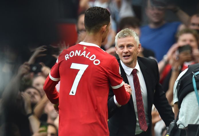 Ole Gunner Solskjaer (r) feliciteert Cristiano Ronaldo.