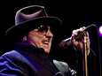 TERUGLEZEN | Zanger Van Morrison aangeklaagd omdat hij Ierse coronaminister ‘oplichter’ noemde