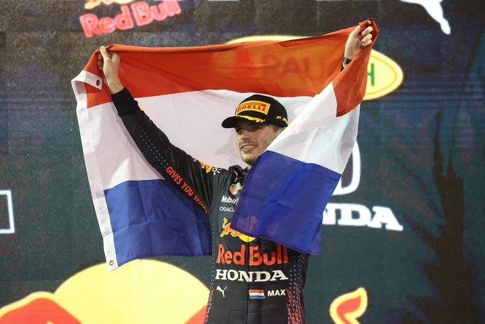 Max Verstappen sur le podium après son incroyable victoire.