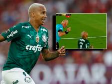 Nog nooit vertoond: schwalbe na schouderklopje van scheidsrechter