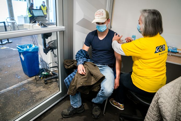 Een man laat zich voor de derde keer vaccineren met het coronavaccin. Mensen met een medische indicatie kunnen een extra prik halen tegen het coronavirus.