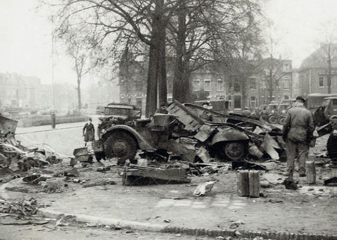 Door Duitse granaten getroffen Canadese voertuigen op de Wedren, 24 februari 1945.