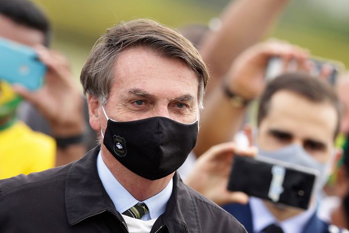 De Braziliaanse president Jair Bolsonaro, hier mét mondmasker, al was het coronavirus voor hem nooit een grote zorg.