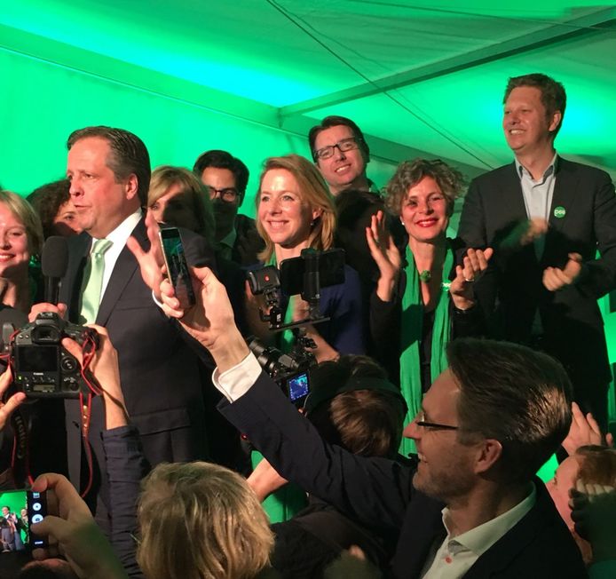 Monica den Boer (met groene sjaal) klapt in haar handen op de verkiezingsavond van D66. Als Kamerlid wist ze geen potten te breken.