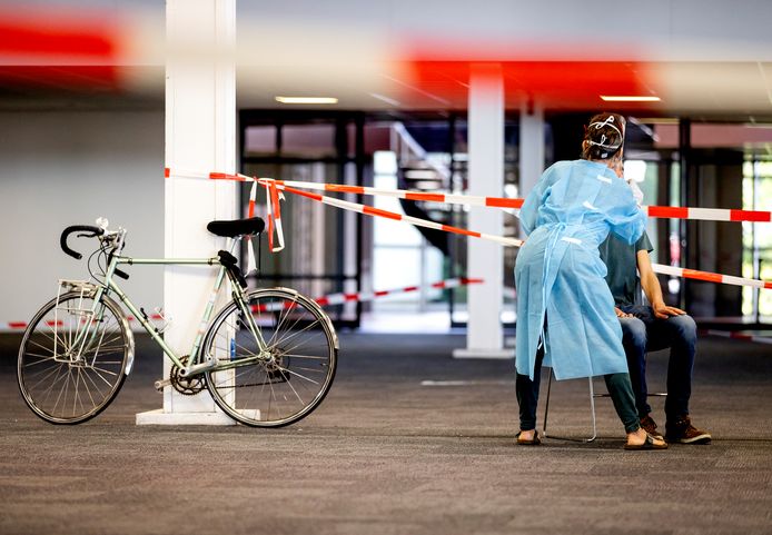 Medewerkers van de GGD Utrecht nemen coronatesten af in een teststraat in Houten. Iedereen die klachten heeft die lijken op symptomen van het coronavirus, kan zich laten testen.