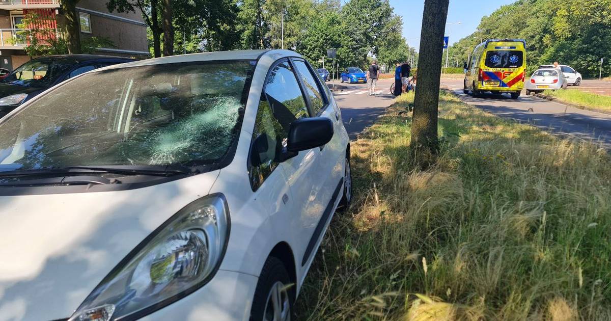Meisje op fiets geschept bij aanrijding op rotonde in Enschede.