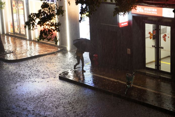 Illustratiebeeld: Chinese bewoner loopt door een regenbui.