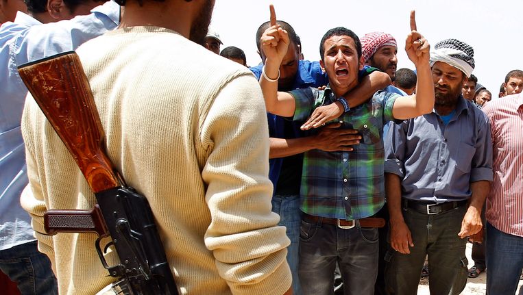 Rouwende mensen op een begrafenis van een omgekomen strijder in Misurata. Beeld REUTERS
