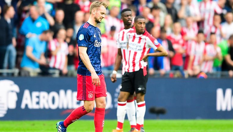 Siem de Jong verlaat het veld na een rode kaart tijdens de wedstrijd tussen PSV en Ajax Beeld ANP