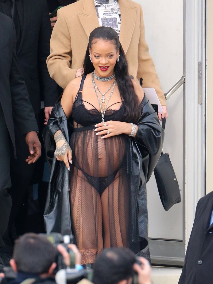 Enceinte Rihanna s affiche en culotte et nuisette la Fashion