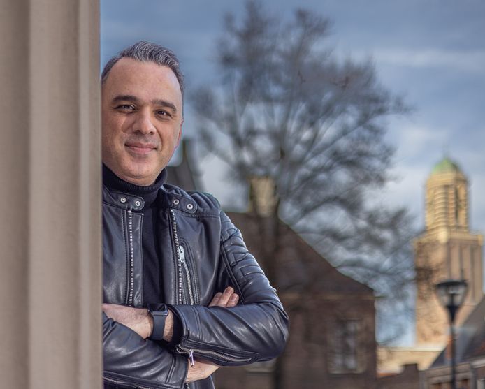 Mehmet Uludağ is een Nederlands-Turkse muzikant die eindelijk in zijn geboortestad Zwolle optreedt.