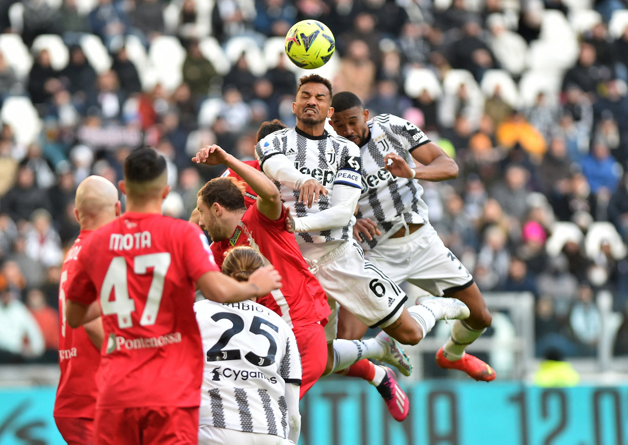 Verdedigers Gleison Bremer (rechts) en Danilo van Juventus koppen een bal weg in de partij tegen Monza, zondag in het Allianz-stadion in Turijn. Beeld REUTERS