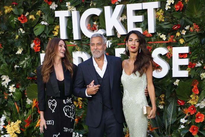 Acteurs Julia Roberts en George Clooney en zijn vrouw Amal Clooney tijdens de premiere van Ticket to Paradise in Londen vorige maand.
