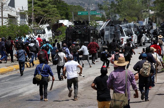 Demonstranten in gevecht met de politie bij een wegblokkade in Chilpancingo, Mexico (10/07/23)