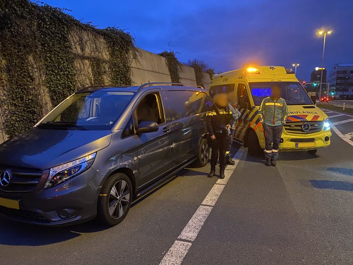 Ambulancepersoneel heeft zaterdagnacht op de A12 bij Veenendaal een slingerende auto van de weg geplukt. De bestuurder bleek onder invloed van drugs.