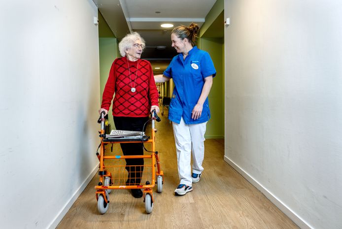 Fystiotherapeut Marlies helpt ouderen bij hun herstel. Tiny van der Poel loopt op de gang heen en weer om fitter te worden.