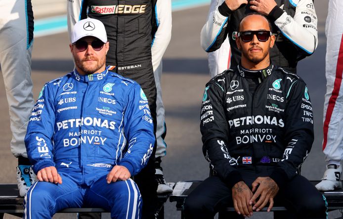 Valtteri Bottas (l) en Lewis Hamilton poseren voor een groepsfoto voor de laatste race.