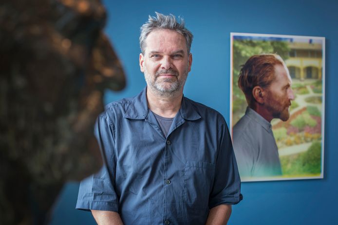 Ruud van Empel in het Vincent van GoghHuis in Zundert voor één van de portretten die hij uit talloze fotofragmenten maakte van Vincent van Gogh