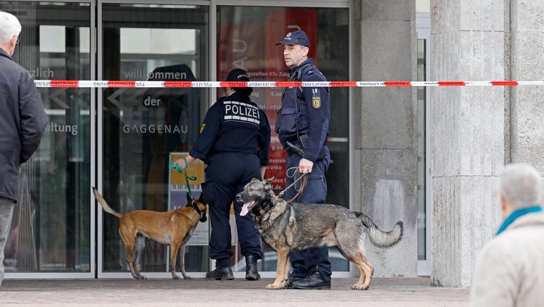 Het stadhuis van de Duitse stad Gaggenau is afgesloten na een bommelding die de politie relateert aan het verbod voor de Turkse minister van justitie Bozdag om campagne te voeren in Gaggenau, 3 maart. Beeld epa