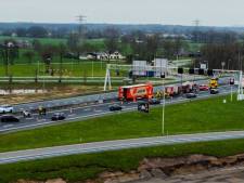 Vrachtwagen met gevaarlijke stoffen belandt tegen middenberm A1: een persoon met spoed naar het ziekenhuis
