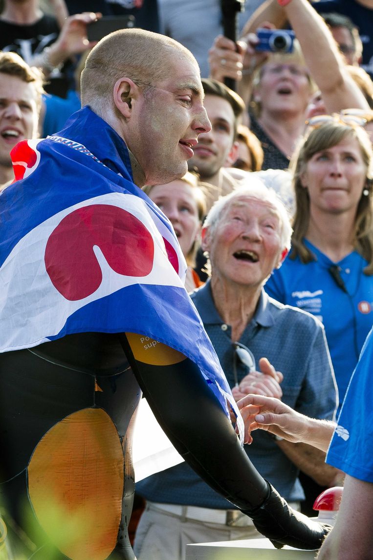 Maarten van der Weijden met ondermeer Elfstedentocht winnaar Reinier Paping na de finish in Leeuwarden na zijn tweede poging om de Elfstedentocht te zwemmen. In augustus 2018 haalde de zwemmer ruim 5 miljoen euro op voor kankeronderzoek, hij maakt de tocht toen niet af.  Beeld ANP