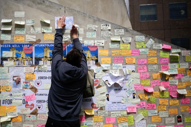 Na de aanslag van afgelopen weekeinde hebben veel mensen een bericht achtergelaten op een post-it briefje dat ze op een muur nabij de London Bridge plakten. Beeld ap