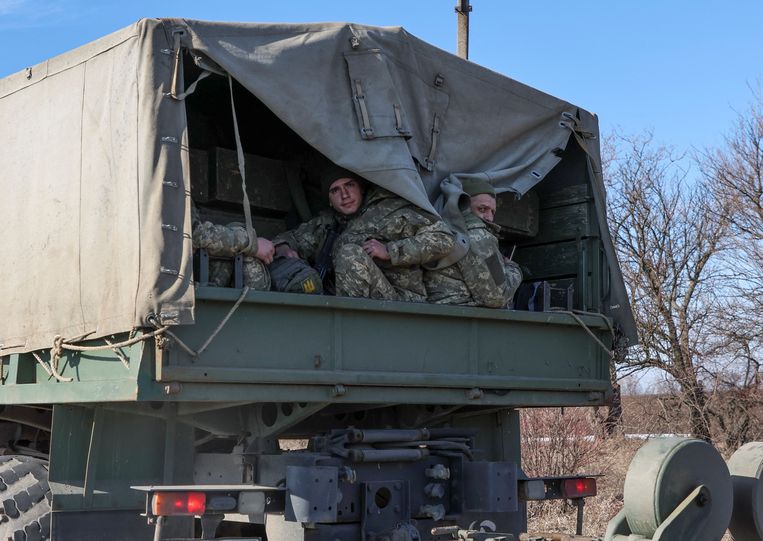 Oekraïense militairen wachten in een truck in het oosten op wat komen gaat. Beeld REUTERS