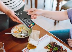 Evelien (41): “Ik geef €1500 per maand uit aan eten en sta altijd rood”