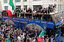 De spelers van Italië worden als helden onthaald in Rome.