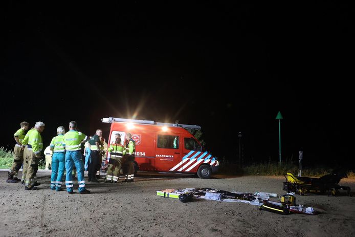 De man zou bij de ingang van het Máximakanaal in de Maas bij Empel zijn gevallen, waarna de hulpdiensten rond 21.30 uur werden gewaarschuwd.