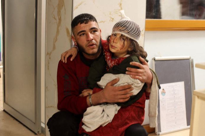 Een gewond meisje wacht op hulp in het ziekenhuis van de Syrische stad Azaz.