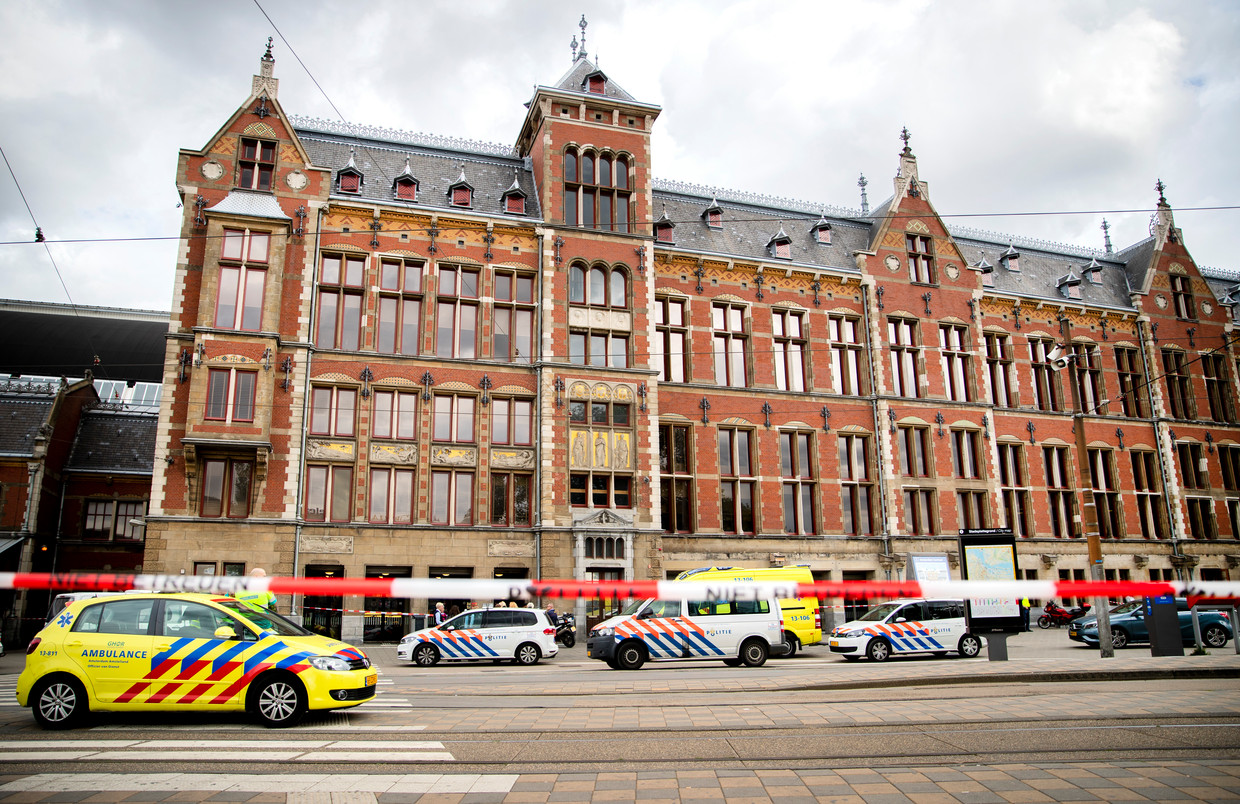 Amsterdam Centraal Station afgesloten na steekpartij. Beeld ANP