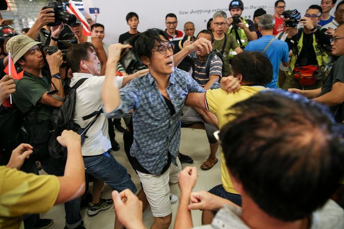 Eerder op de dag was het tot schermutselingen gekomen tussen regeringskritische demonstranten en aanhangers van China.