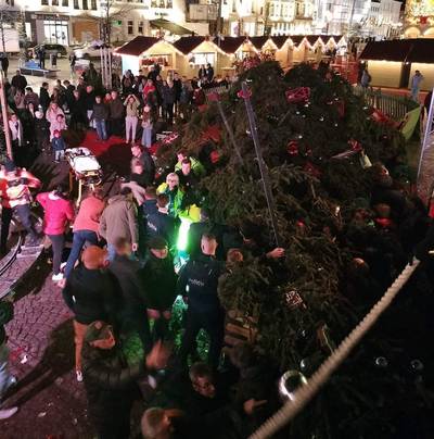 Un sapin de Noël se renverse à cause du vent à Oudenaarde, une personne décède