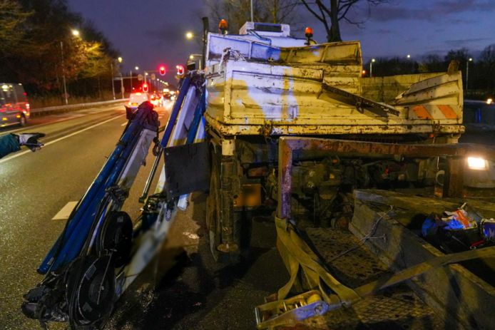 De kraanwagen kon na het incident zonder de kraan verder rijden.