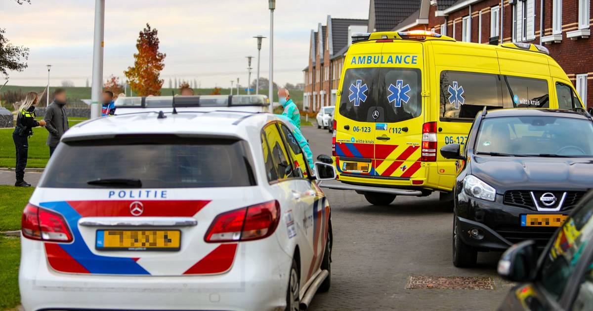 Fietser gewond na botsing met auto in Apeldoorn: weggebruikers zagen elkaar over het hoofd.